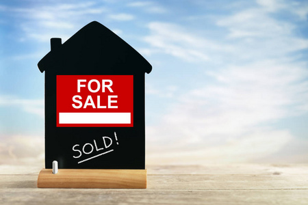 木質(zhì)背景上的銀色鑰匙與房屋頂部視圖符號(hào) 房地產(chǎn)廣告的視覺(jué)語(yǔ)言